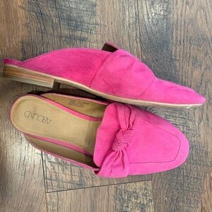 Hot pink mules. Abound